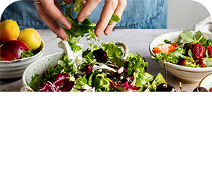 Preparación de una ensalada con alimentos frescos