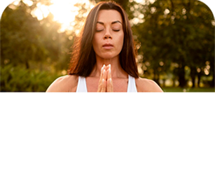 Mujer respirando con calma en la naturaleza