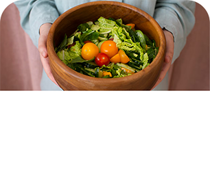 Cuenco de ensalada sostenido con ambas manos